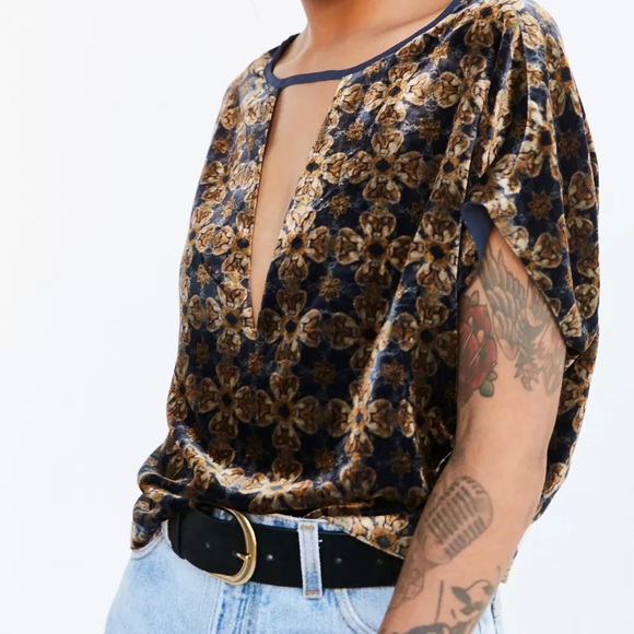 UO Ecote Athena cutout printed velvet top - Picture 2 of 10